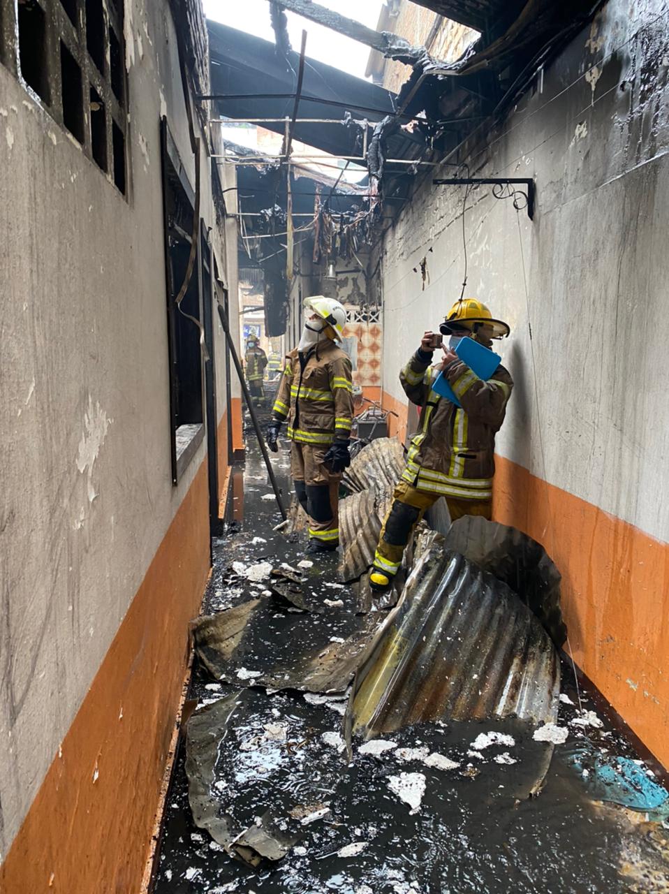 Por fortuna, los huéspedes del hospedaje lograron salir del lugar sin contratiempos. Unidades del cuerpo de Bomberos, Ejército y Policía trabajaron arduamente para controlar las llamas.