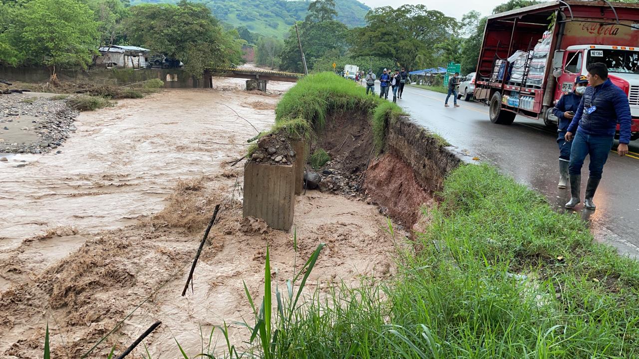 Aunque esta vía fue intervenida inmediatamente, recuperó parcialmente el paso el día de ayer por un solo carril.
