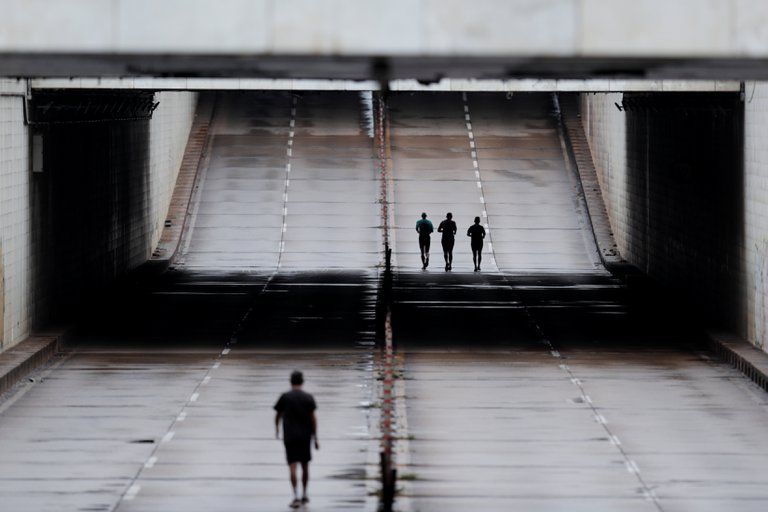 El presidente del país, Jair Bolsonaro, que acudió dos veces esta semana ante el Congreso para entregar dos propuestas de privatización de empresas sin mascarilla, ha utilizado Twitter para criticar la medida del confinamiento.