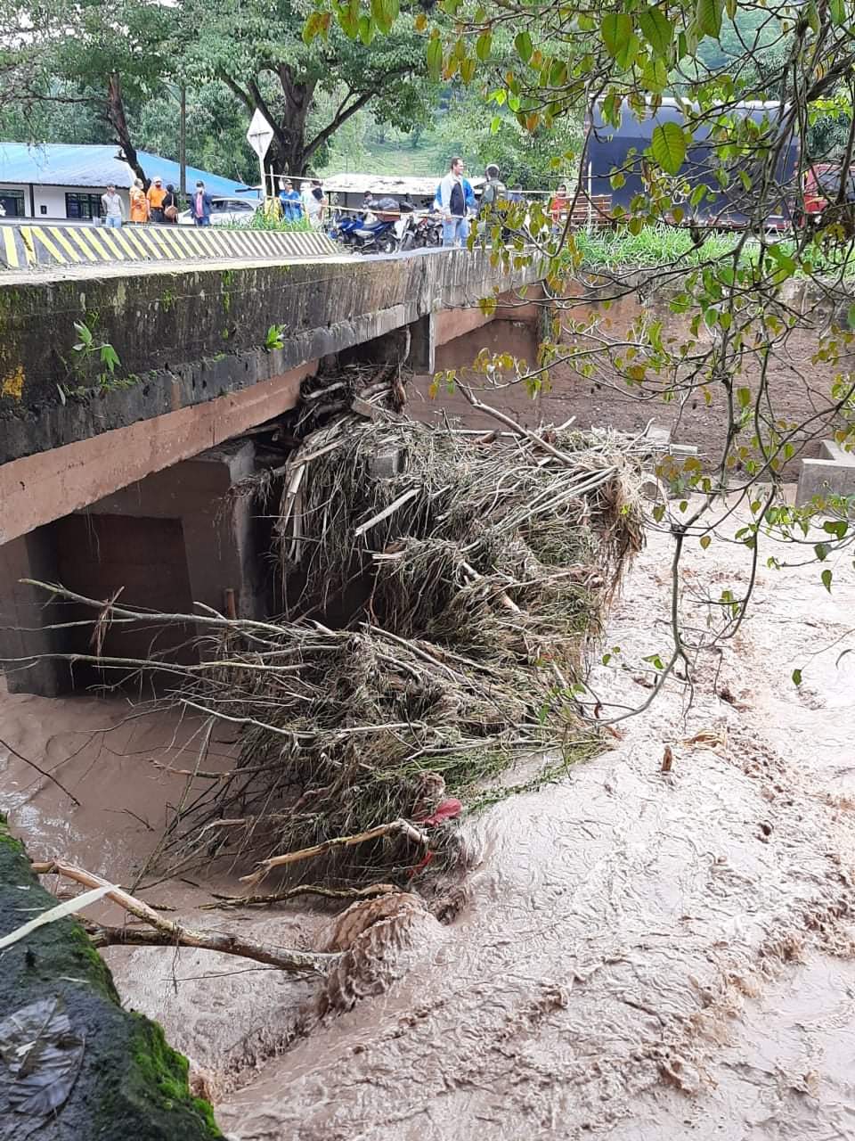 Vías alternas del municipio fueron habilitadas para no permitir que quede incomunicado.