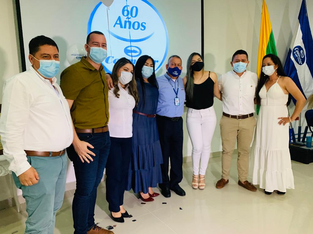 Los gerentes de las terminales acompañando a Armando Cuellar Arteaga en la ceremonia.