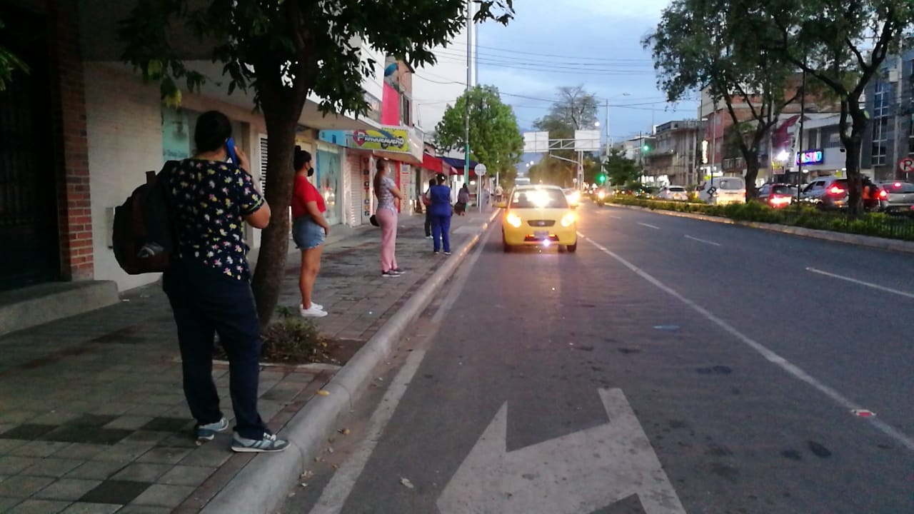 Neivanos no encuentran transporte público después de las siete de la noche