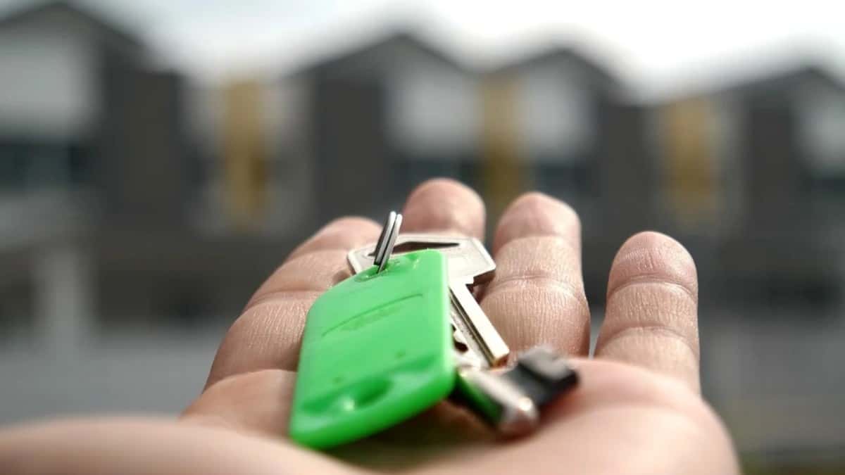 Aunque en terreno negativo, confianza del consumidor repunta