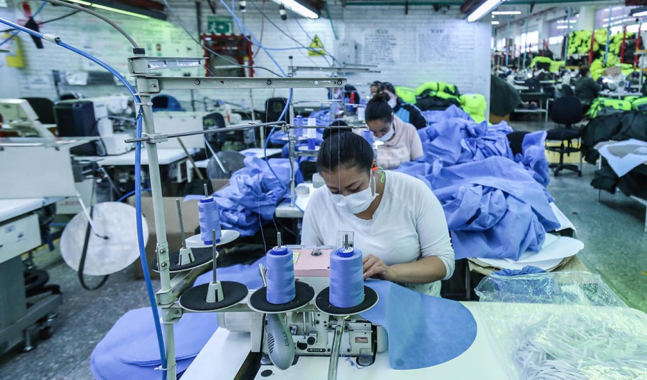 Las mujeres históricamente han tenido menores ingresos. Esto ha llevado a que les otorguen créditos de menores cuantías, con cuotas mensuales inferiores a la de los hombres.