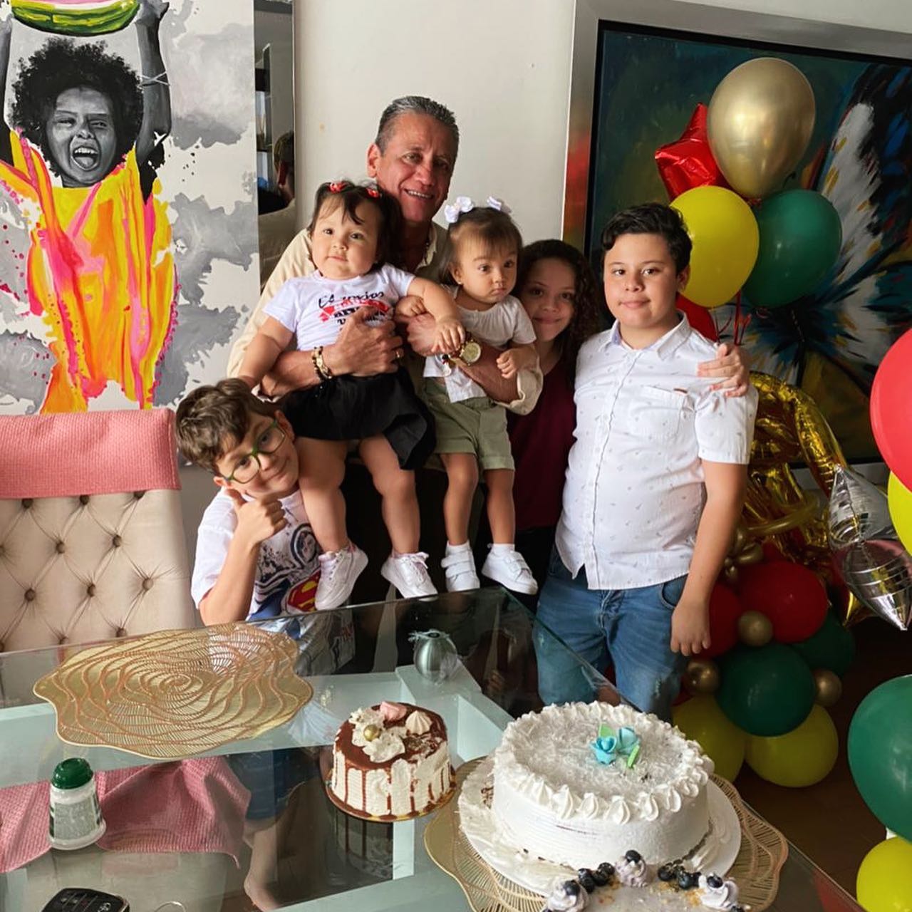 El mandatario junto a sus nietos.