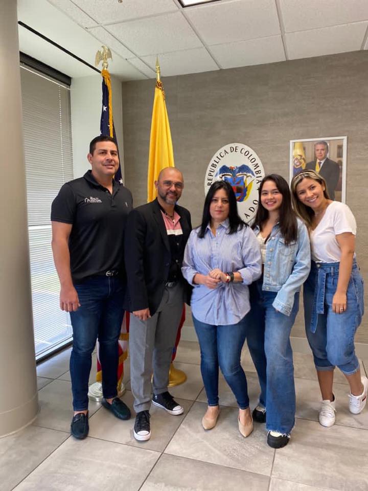 Carlos Torres, Cónsul de Colombia en Estados Unidos, Claudia Bustamante, Isa Sierra y la presentadora huilense Angélica Torres.