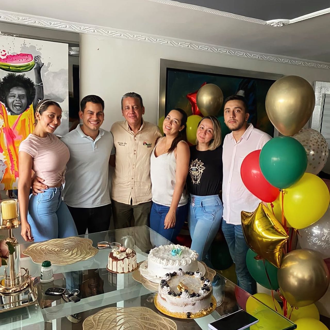 No podía faltar la foto con sus hijos que le celebraron esta fecha especial.