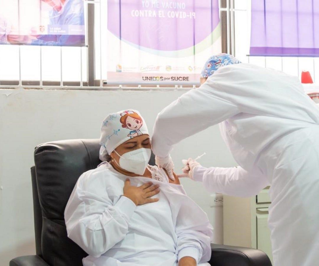 Primer persona vacunada contra el covid en Colombia ya recibió la segunda dosis