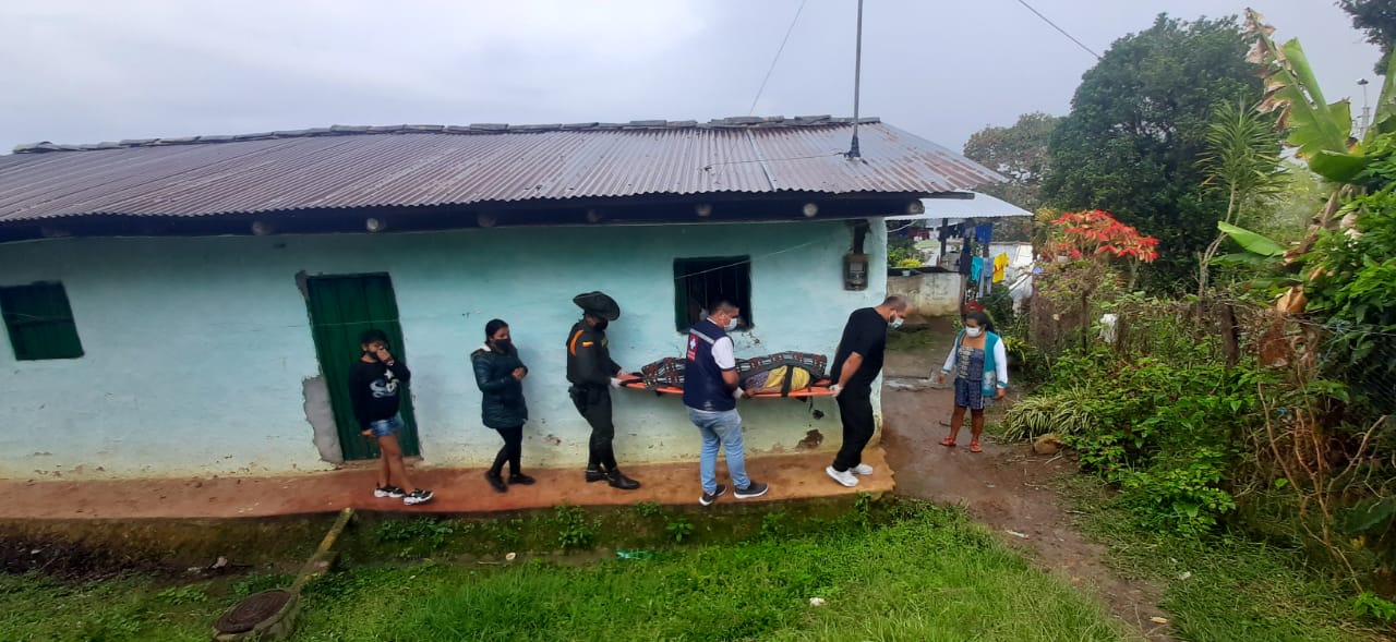 Policías en San Agustín auxiliaron a mujer de 94 años en delicado estado de salud