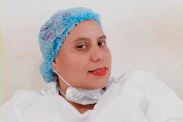 Revisan lote de vacuna que fue aplicada a enfermera que está en UCI