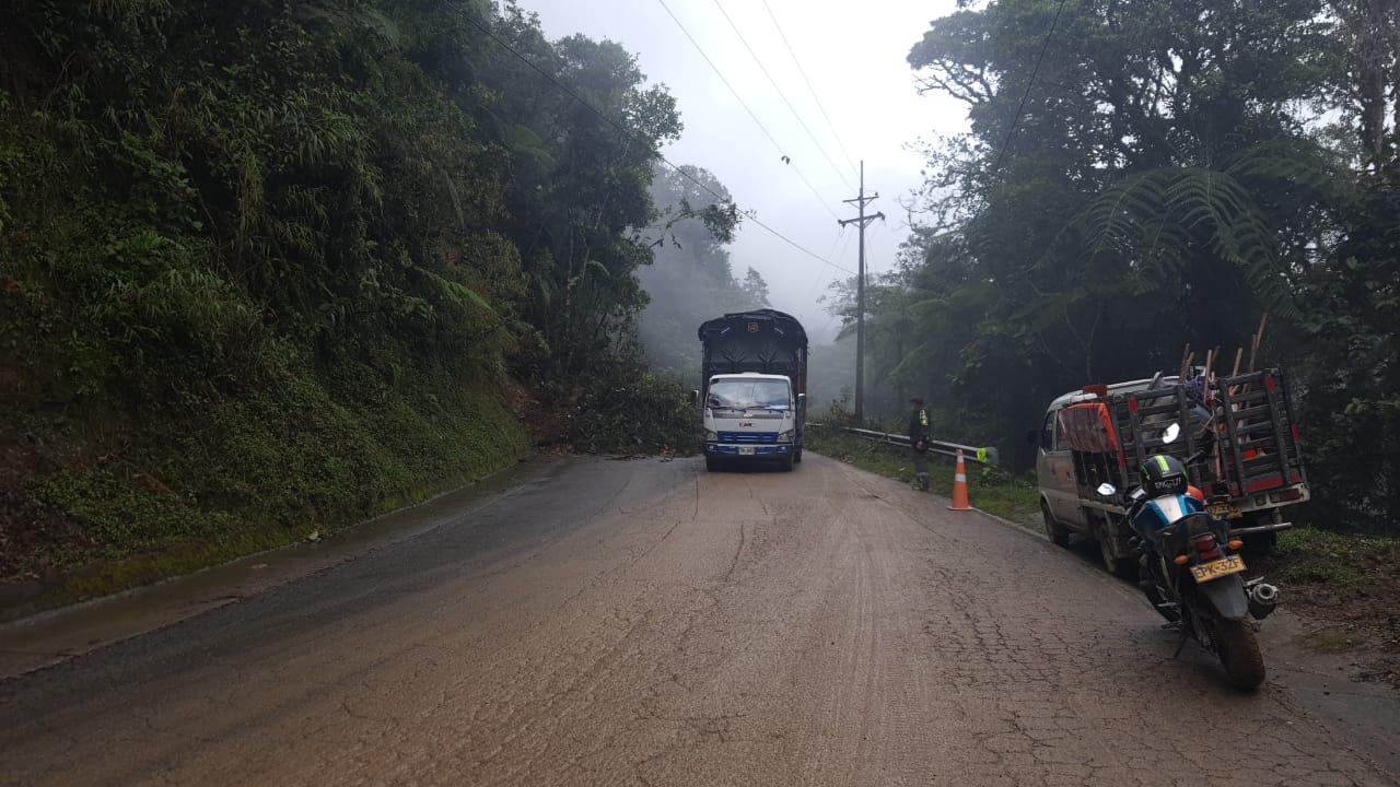 Ruta 45 Mocoa – Pitalito restringida a un solo carril por deslizamiento de tierra