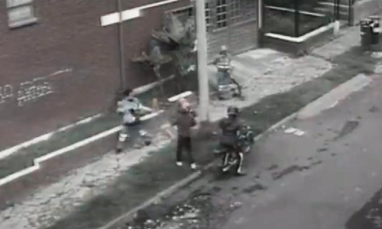 Aseadoras evitaron atraco a escobazos en Bogotá