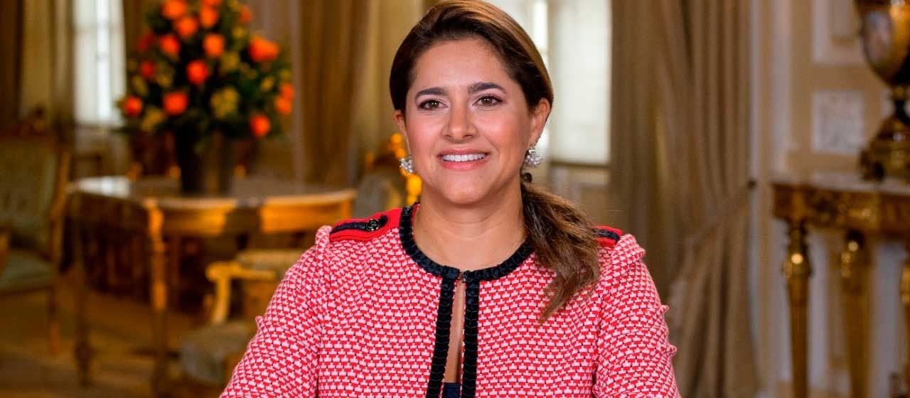 Autobiografía patrocinada de la Primera Dama genera polémica en el país