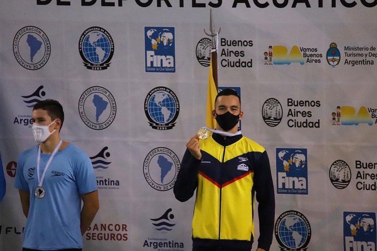 Cosecha dorada en natación para Colombia