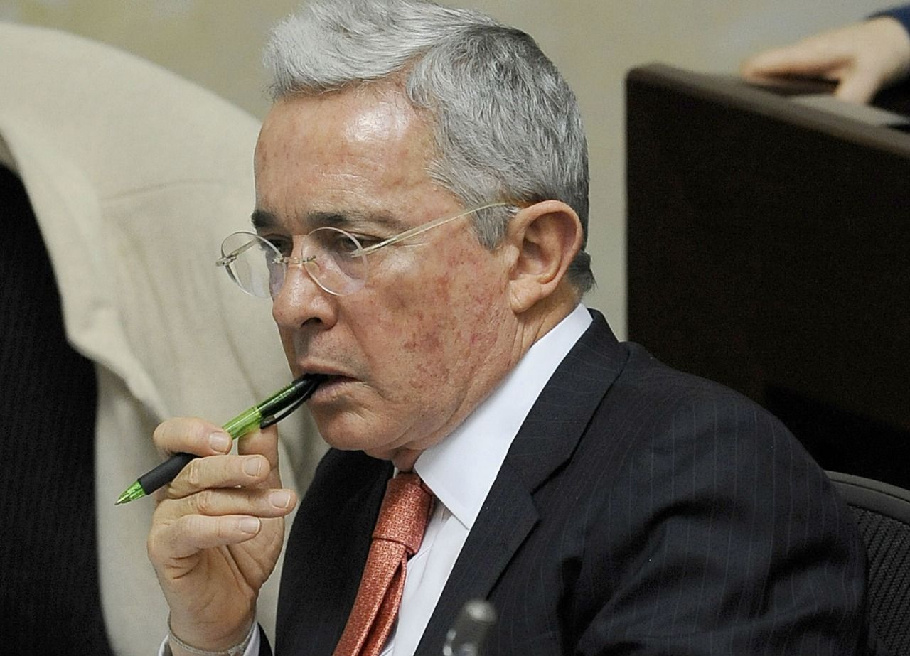 Uribe revive propuesta de bajar salarios y curules en el Congreso