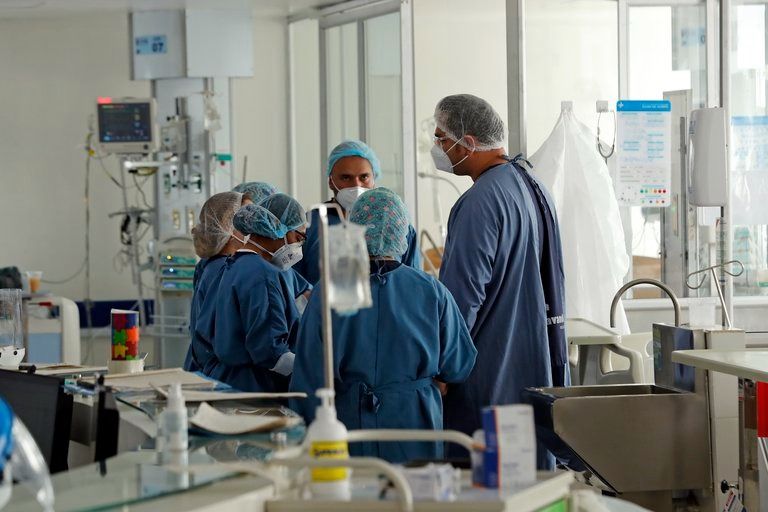 Bogotá ya estaría en el tercer pico de la pandemia y los más afectados son los jóvenes, según expertos