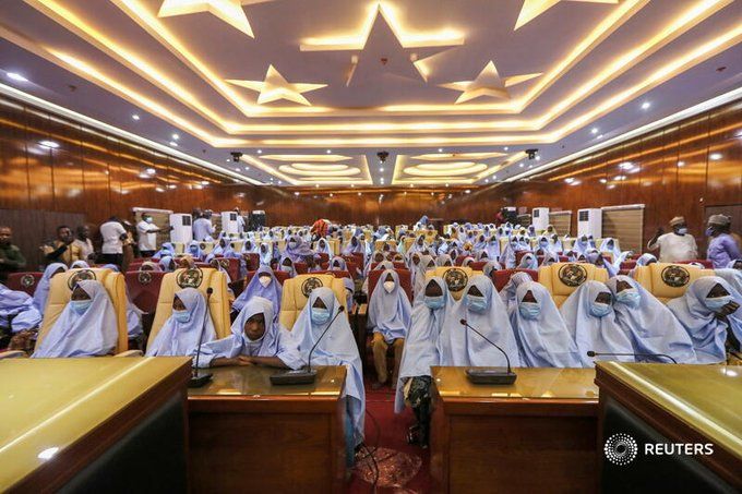 Liberan a casi 300 estudiantes secuestradas en una escuela de Nigeria