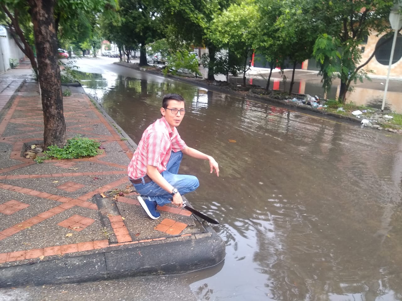 “Destapando la alcantarilla a punta de machete”