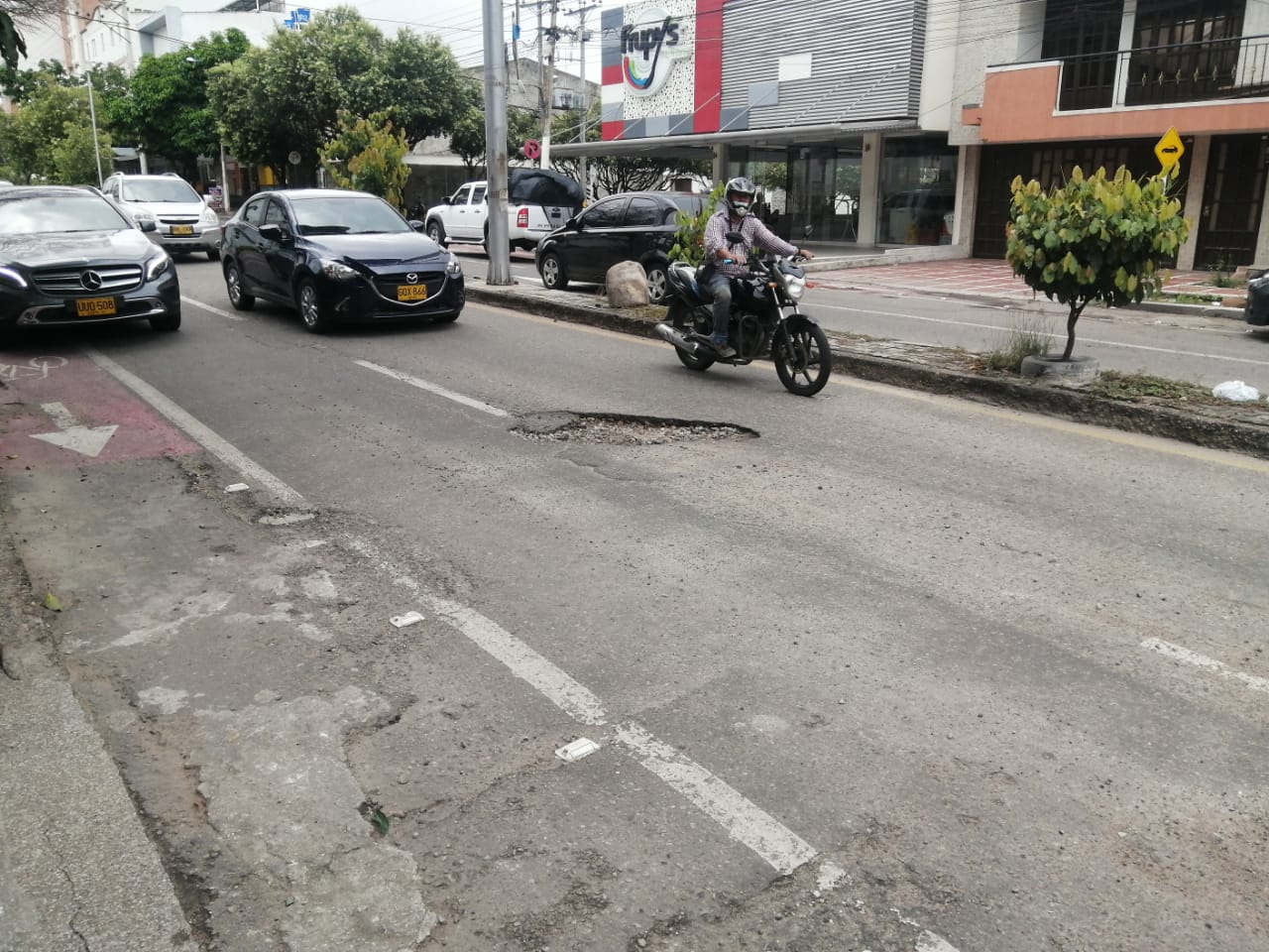 Huecos en la calle octava reclaman solución