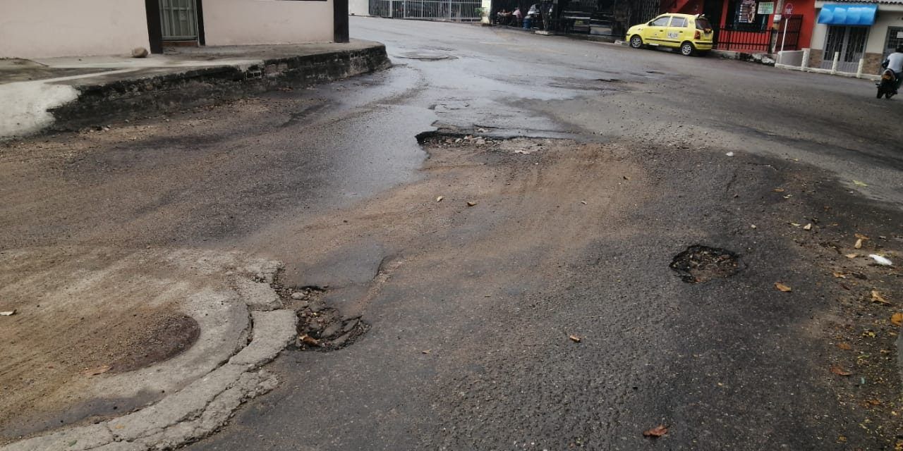 En la curva de entrada a las Américas se encuentra este hueco que lleva cinco años sin que haya solución sobre el particular