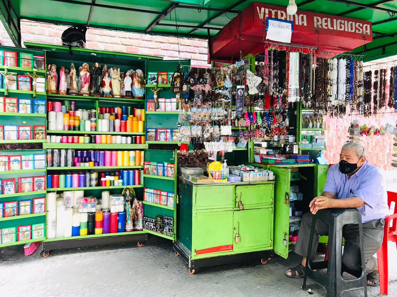 Imágenes religiosas, velas y escapularios los vende por milagros