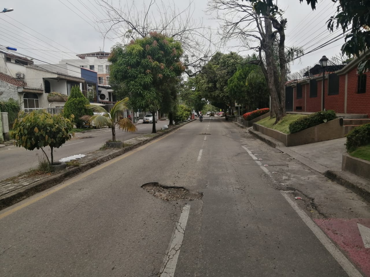 La entrada a los condominios también tiene como adorno su hueco