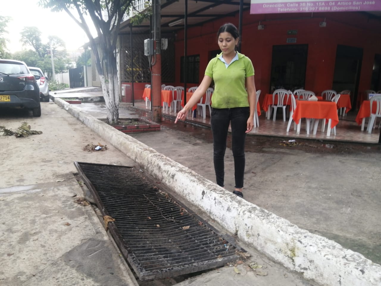 En la esquina en donde funciona un restaurante deben levantar la tapa de aguas lluvias