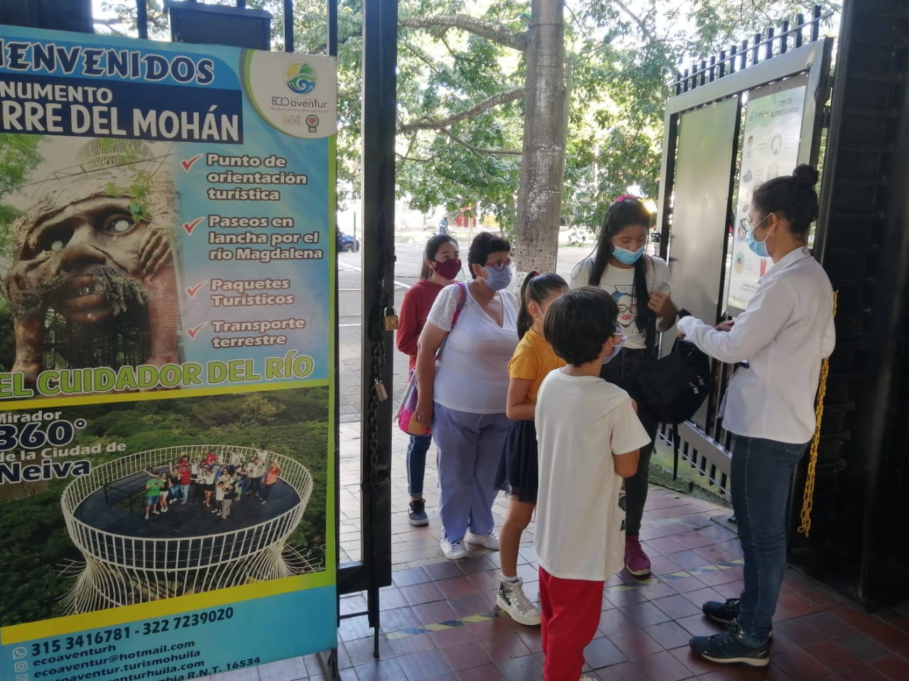 Los visitantes entran al mirador para observar el río y la ciudad.
