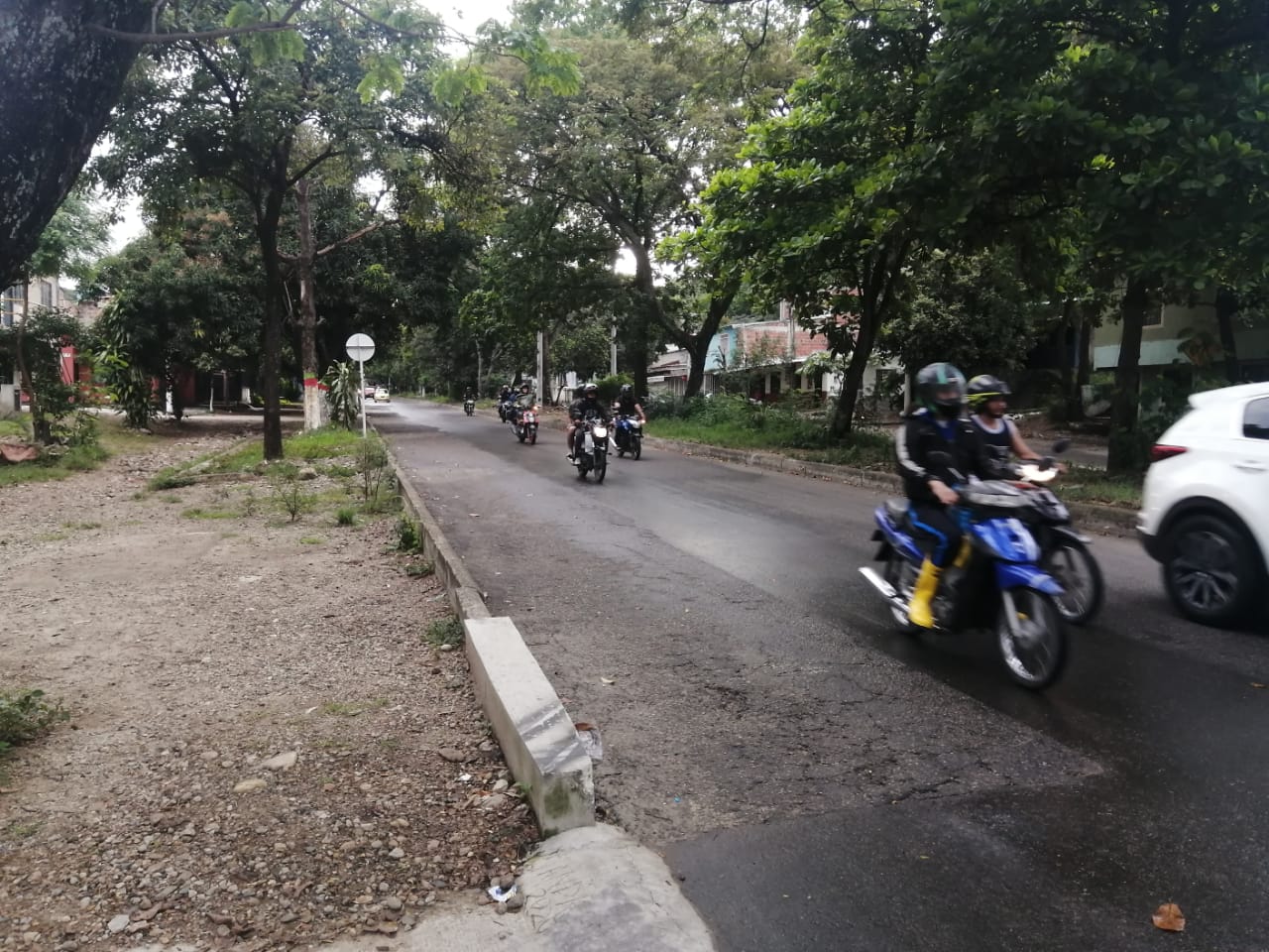 La vía es una arteria principal de arto tráfico, sirve de ingreso a los barrios surorientales de la ciudad