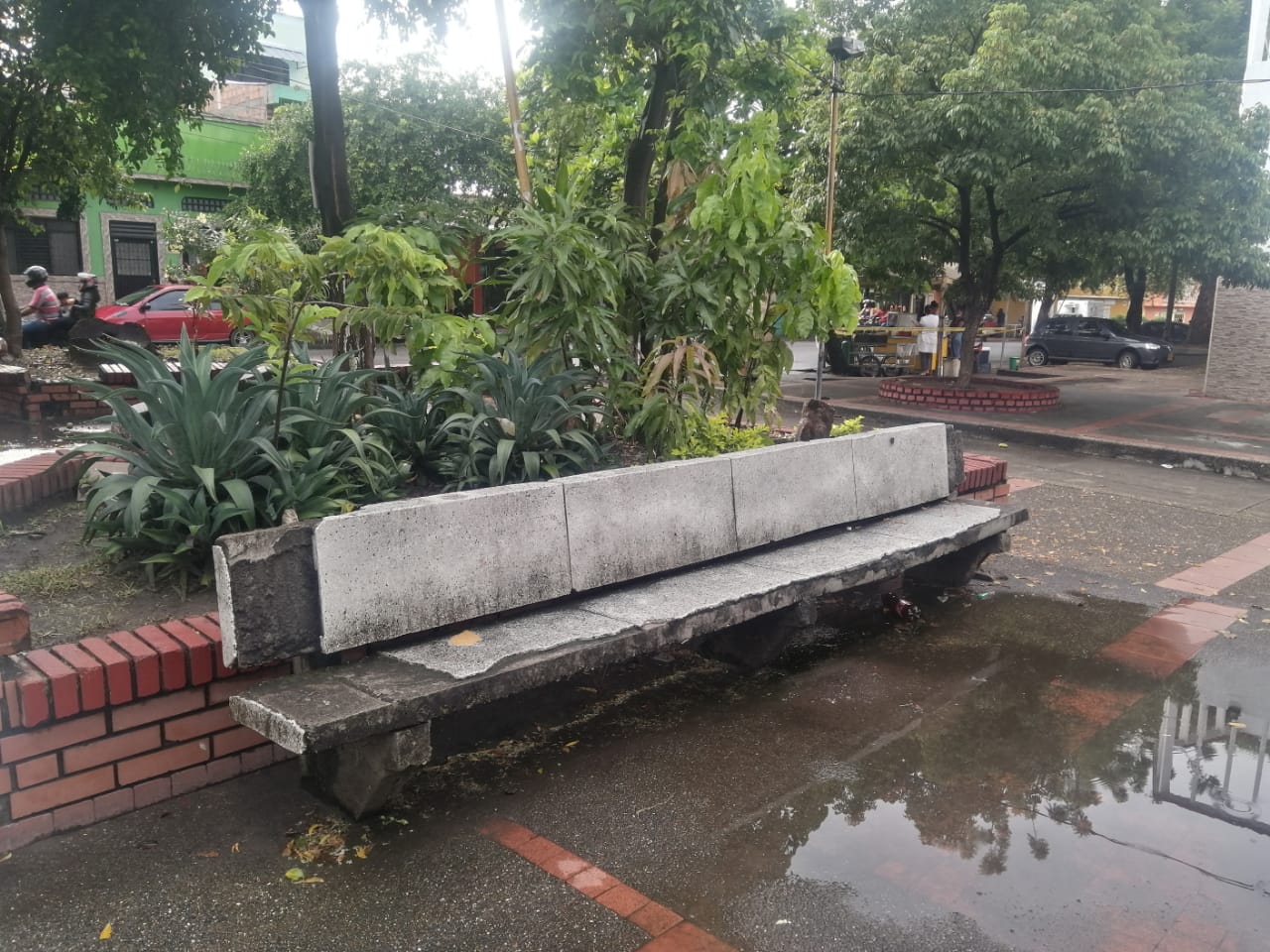 Las bancas del parque también están en mal estado.