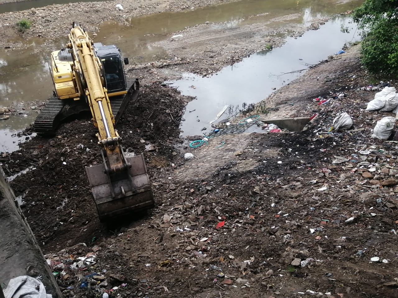 La maquinaria pesada ingresa por un campamento construido en el barrio San Martin
