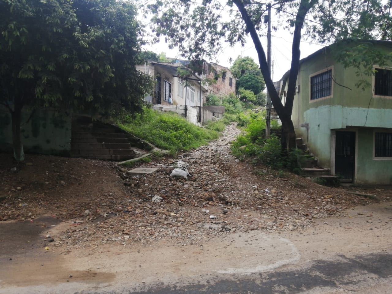 Otras calles como estas, están en mal estado. No las han pavimentado y son un rio en invierno.