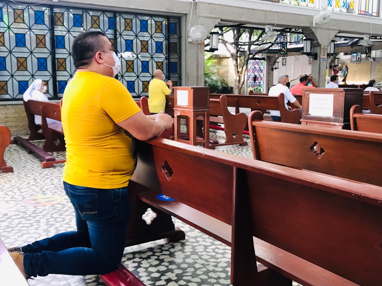 Los feligreses se mantienen en su fe