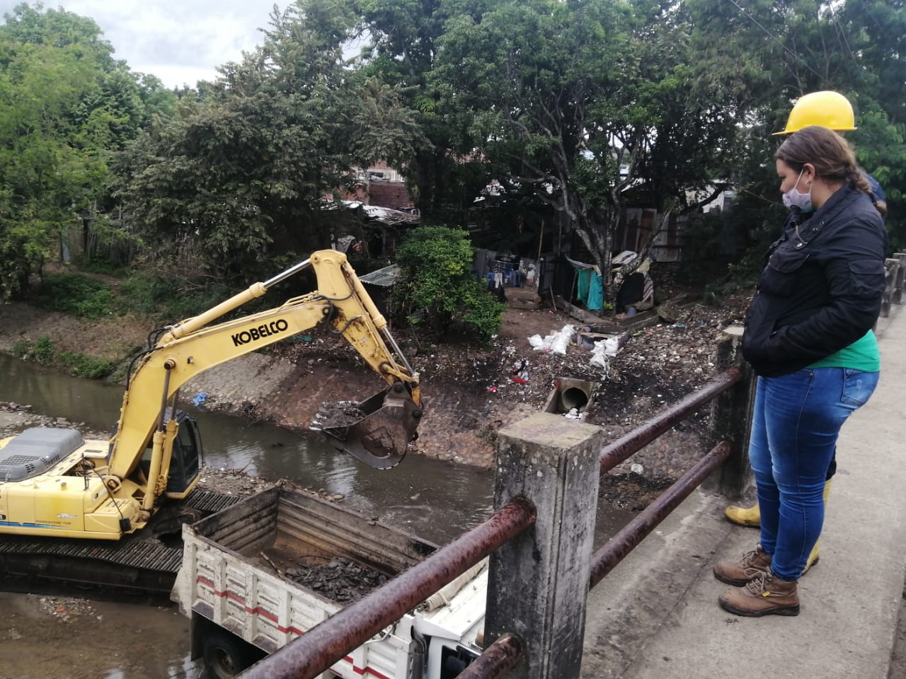 Los trabajadores orientados por una ingeniera ambiental se deben cuidar con el apoyo de la comunidad