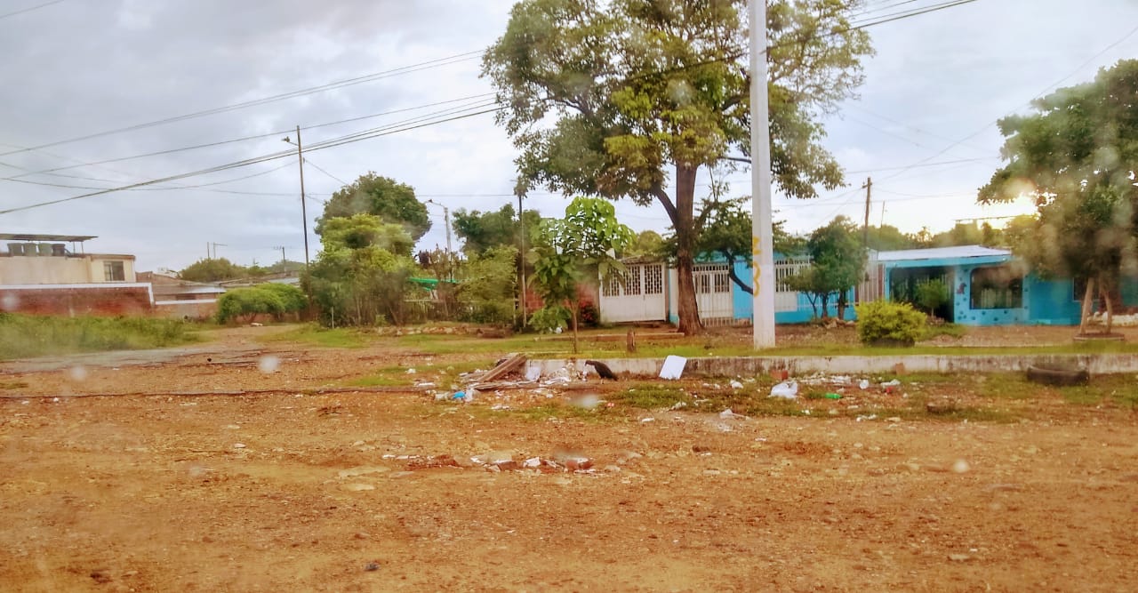 El lote vecino con el barrio Obrero es basurero