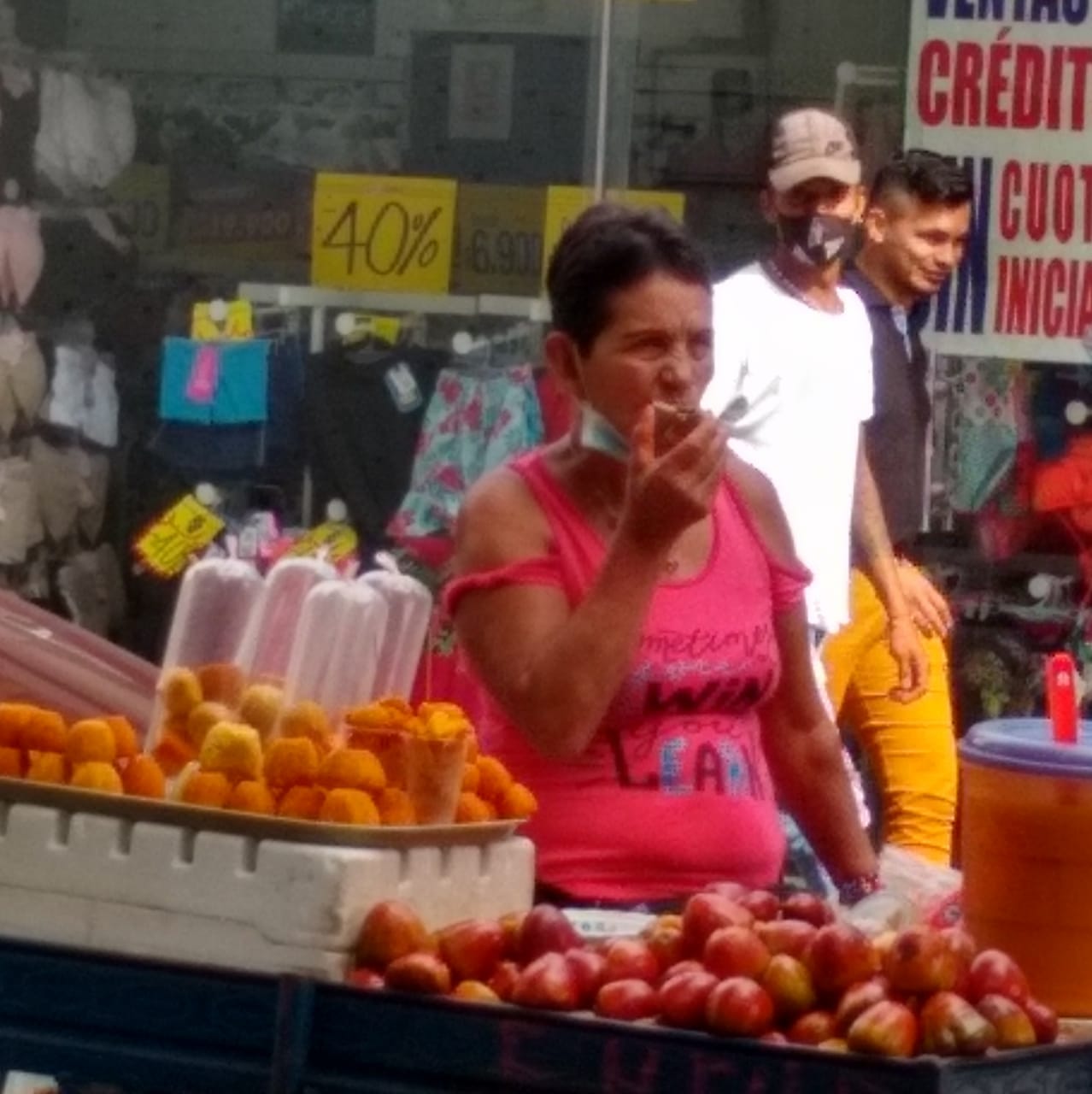Algunos lo llevan a casa pero otros lo consumen en la calle.