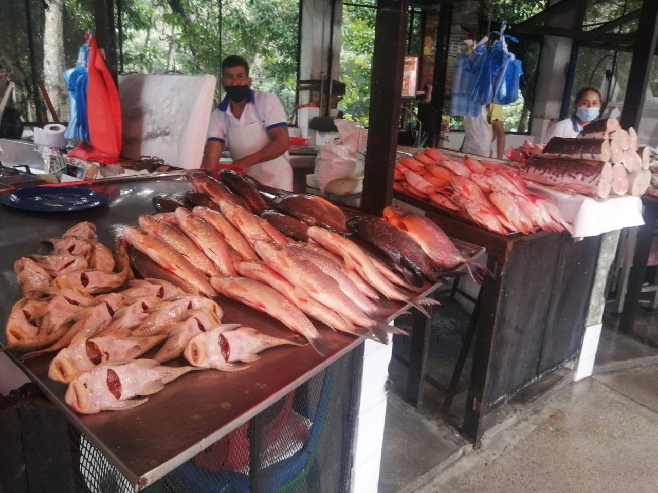 Venta de pescado, negocio que hace su agosto en Semana Santa