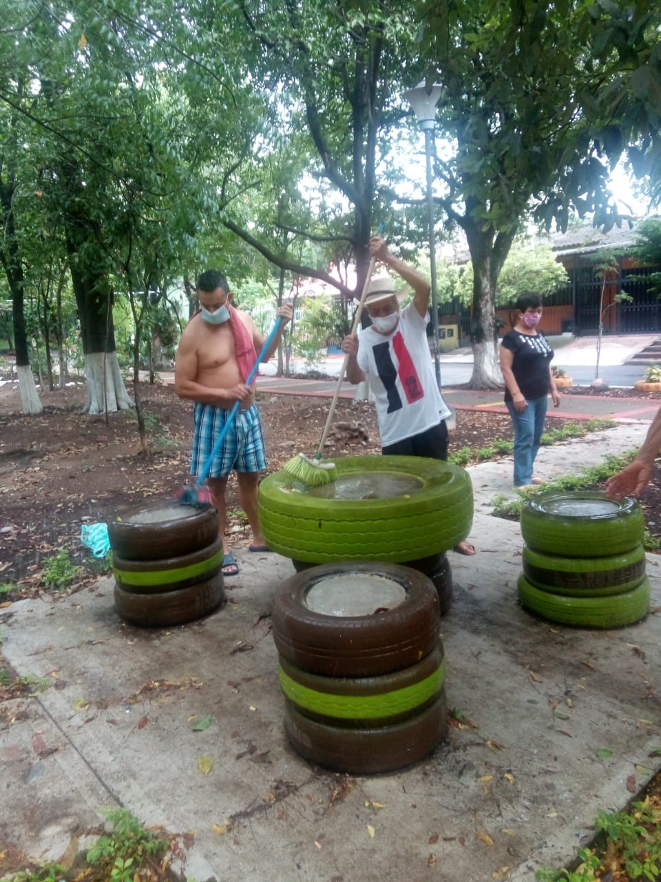 La comunidad se une para realizar el mantenimiento en el sector