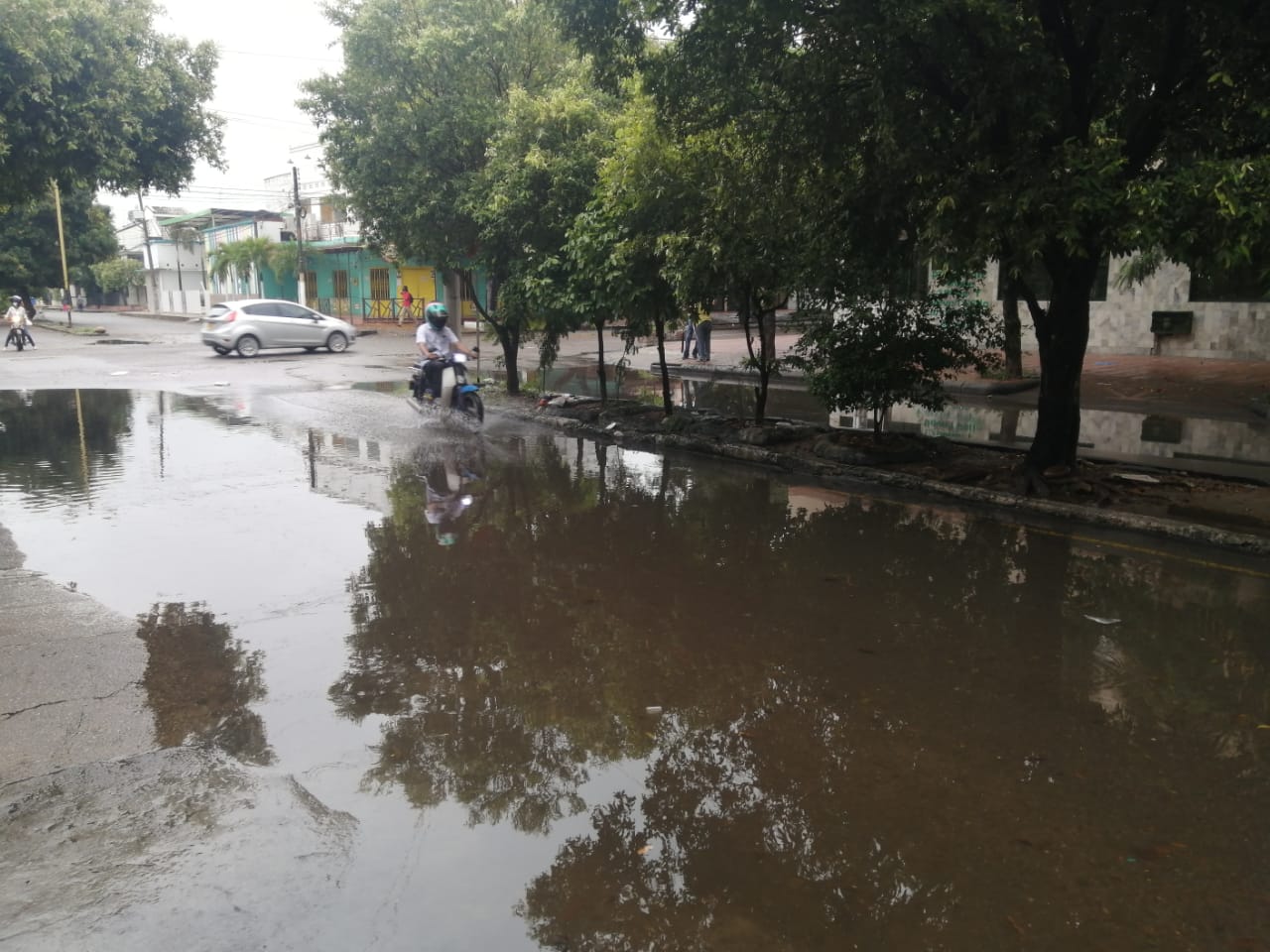 La piscina de aguas lluvias de la carrera 13 en El Altico