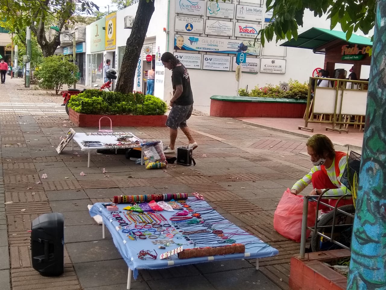 Trabajan en la carrera 5 en compañía de su esposo y otros artesanos