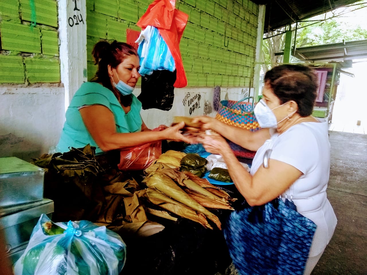 Rosario Guzmán, una de las fundadoras vende acompañamiento para el asado y la lechona