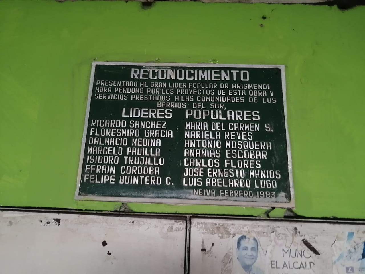 Placa de reconocimiento a los fundadores y al alcalde Arismendi Mora.
