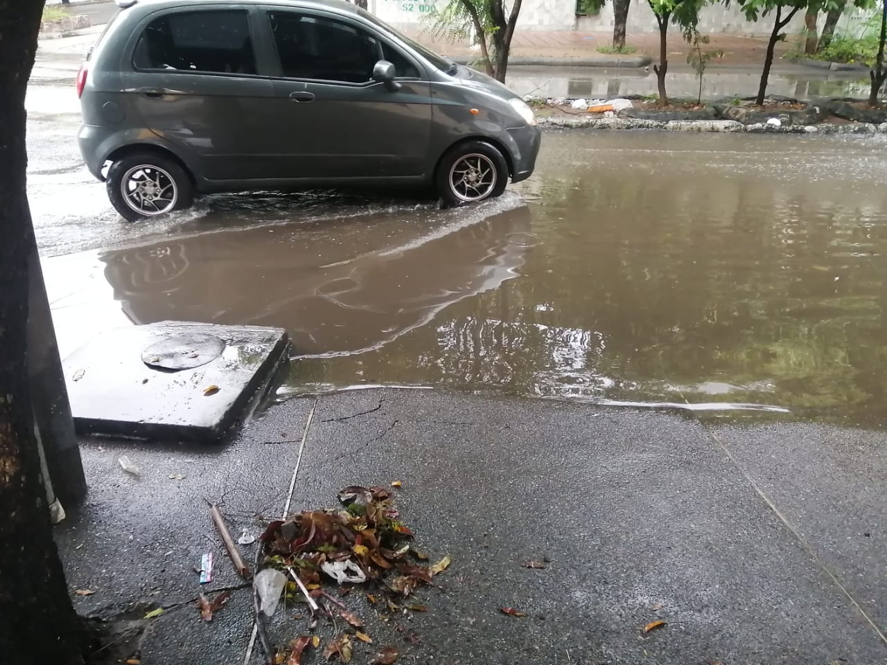 Los carros también tienen su dificultad para transitar