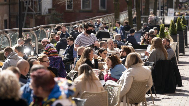 Luego de varios meses volvieron abrir bares en Inglaterra