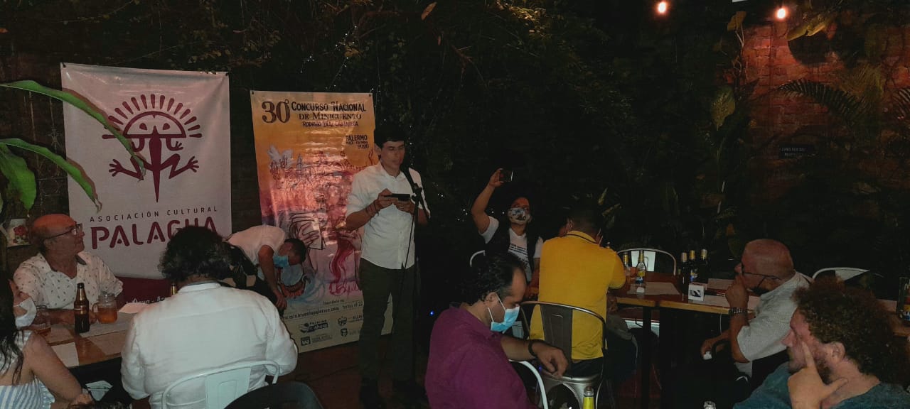 Uno de los ganadores oficiales del concurso de minicuento