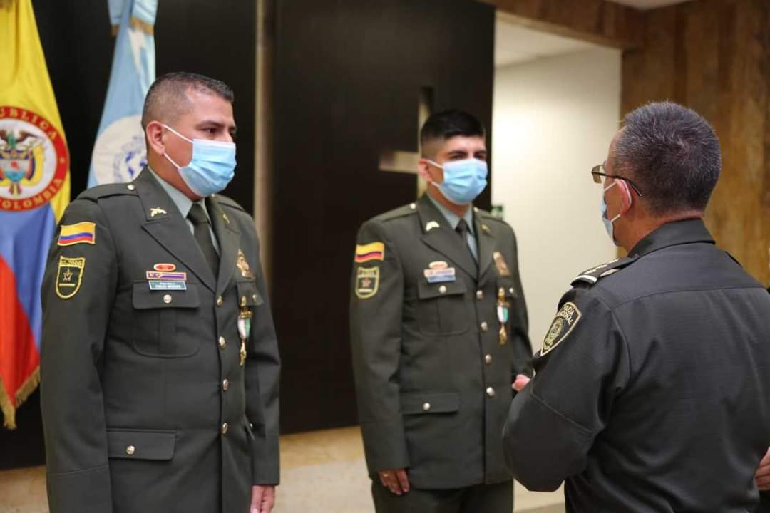 Por su arrojo y vocación, le fue otorgada la Medalla al mérito del servicio de vigilancia 'Patrullero Víctor Manuel Chía Fonseca'.