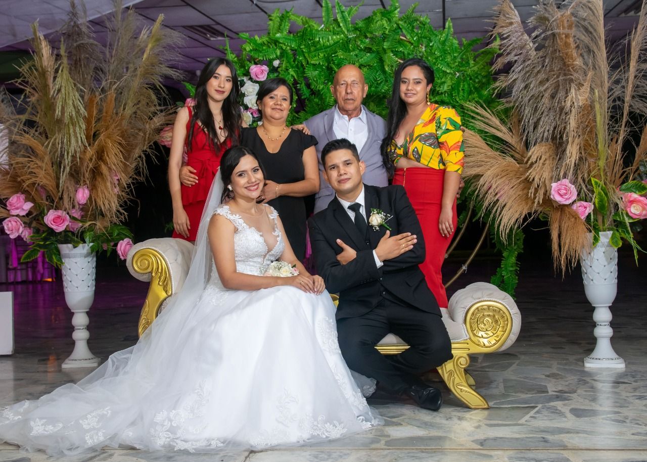 Acompañan a la pareja Valeria Tovar Pimentel, Cecilia Pimentel Gutiérrez, Emilio Tovar Diaz, Emiliana Tovar Pimentel.