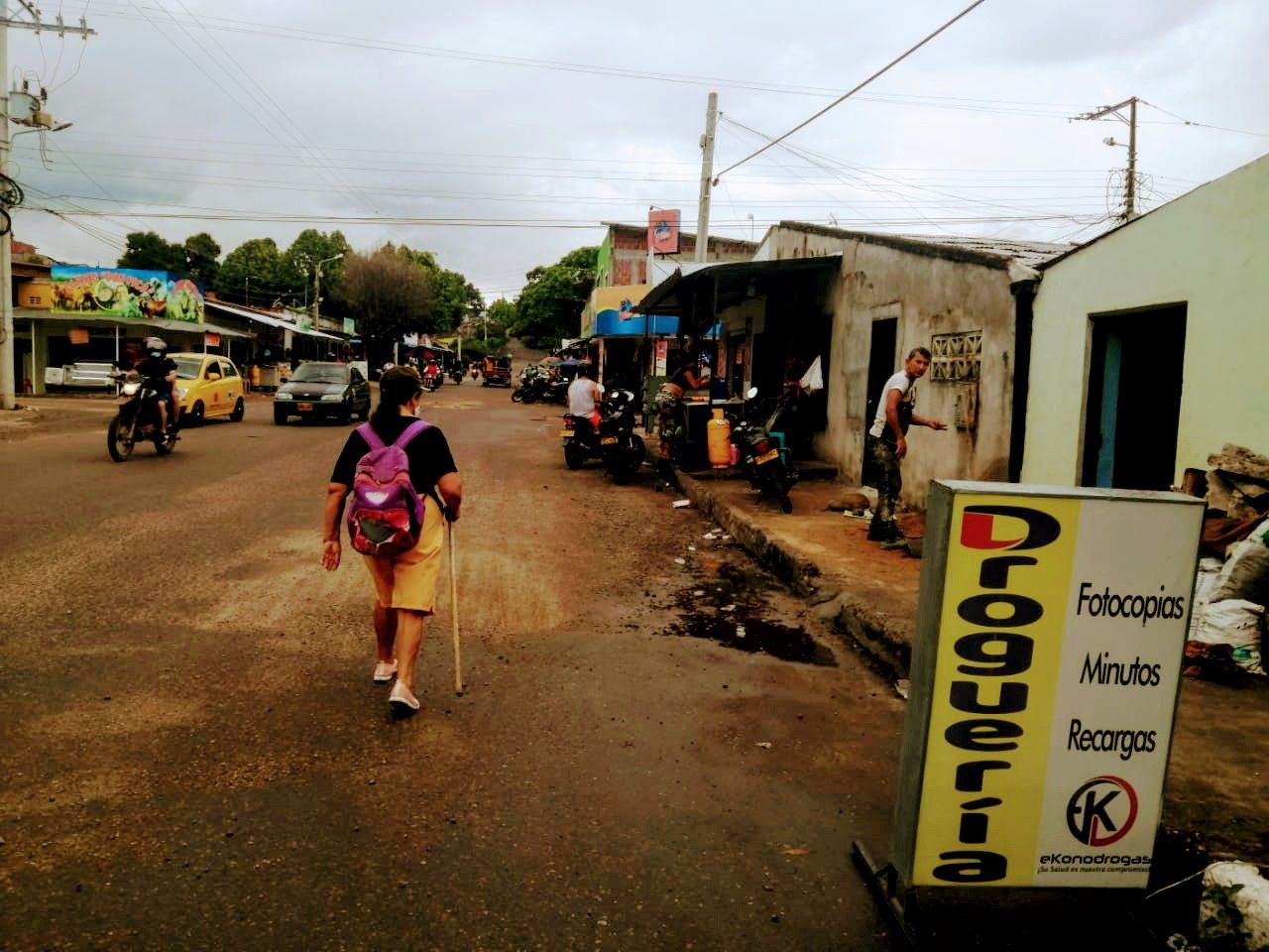 Se encuentra toda clase de negocios, formales e informales.