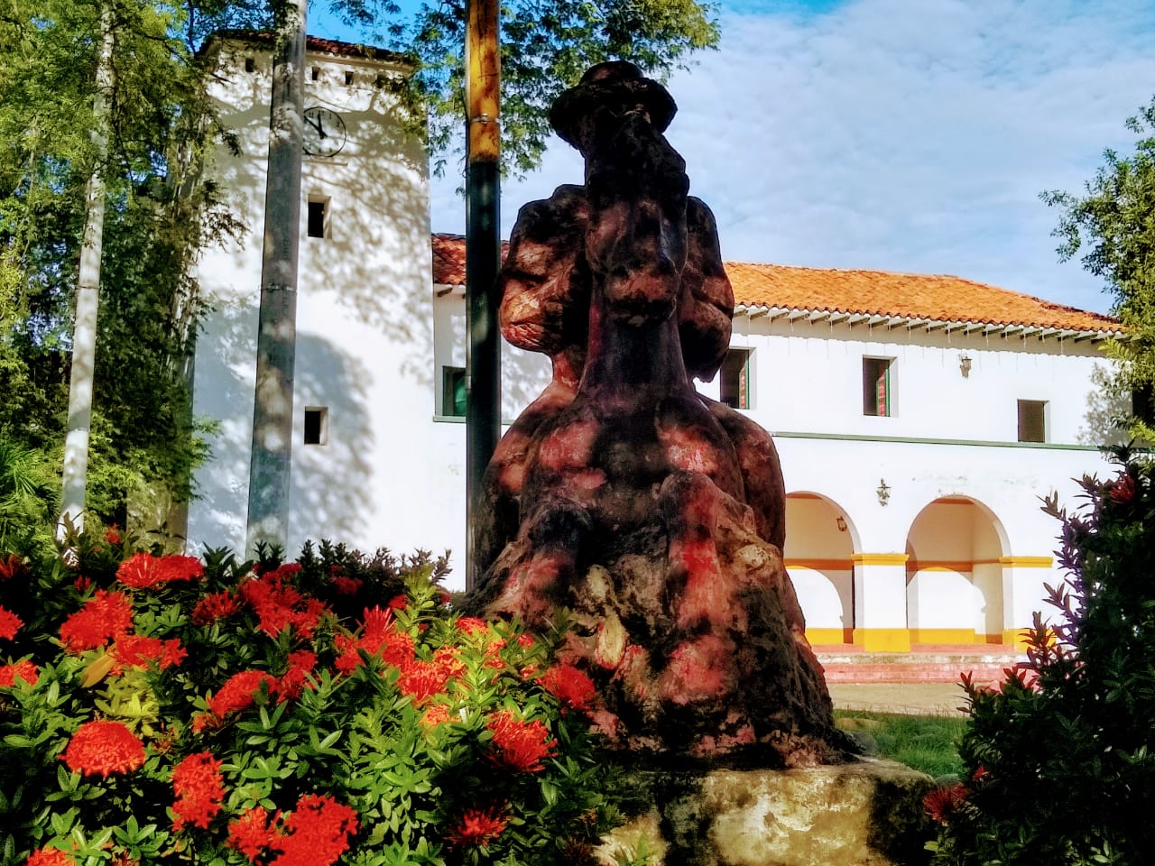 Al fondo la antigua estación del ferrocarril resguardada por uno de los mitos que también le dan nombre al parque.