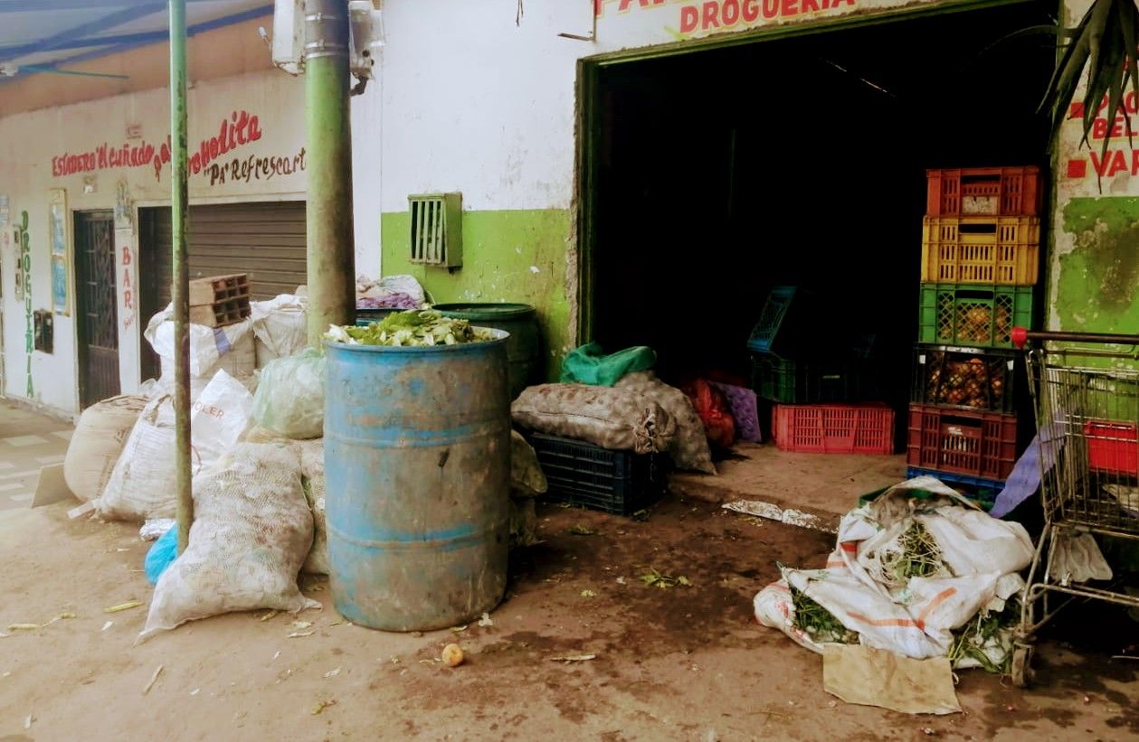 Hay una clara invasión del espacio público como se ve en las imágenes.